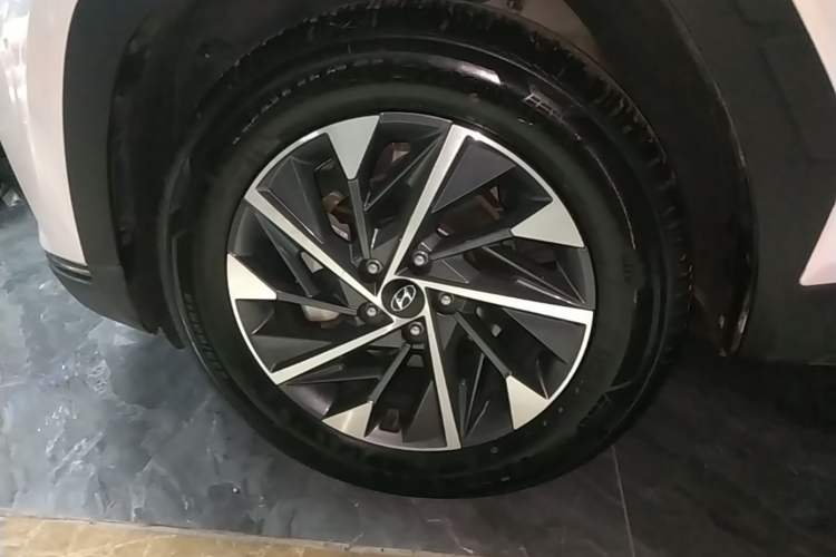 Used Hyundai Tucson 2023 Tucson L 1.5T Automatic Two-Wheel Drive GLX Elite Edition Left Front Wheel Hub