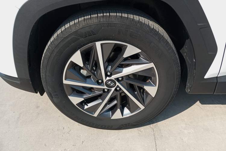 Used Hyundai Tucson 2023 Tucson L 1.5T Automatic Two-Wheel Drive GLX Elite Edition Left Front Wheel Hub