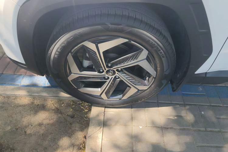 Used Hyundai Tucson 2023 Tucson L 1.5T Automatic Two-Wheel Drive LUX Prestige Edition Left Front Wheel Hub