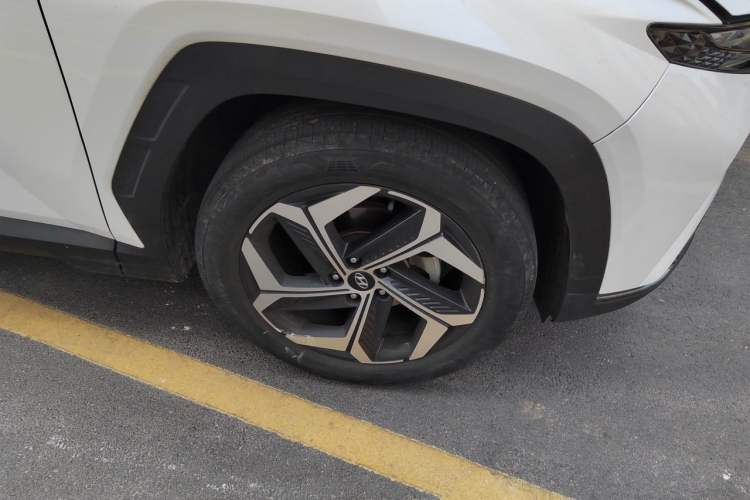 Used Hyundai Tucson 2023 Tucson L 1.5T Automatic Two-Wheel Drive LUX Prestige Edition Right Front Wheel Hub