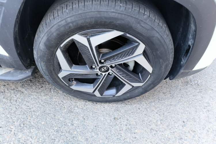 Used Hyundai Tucson 2023 Tucson L 1.5T Automatic Two-Wheel Drive LUX Prestige Edition Right Front Wheel Hub