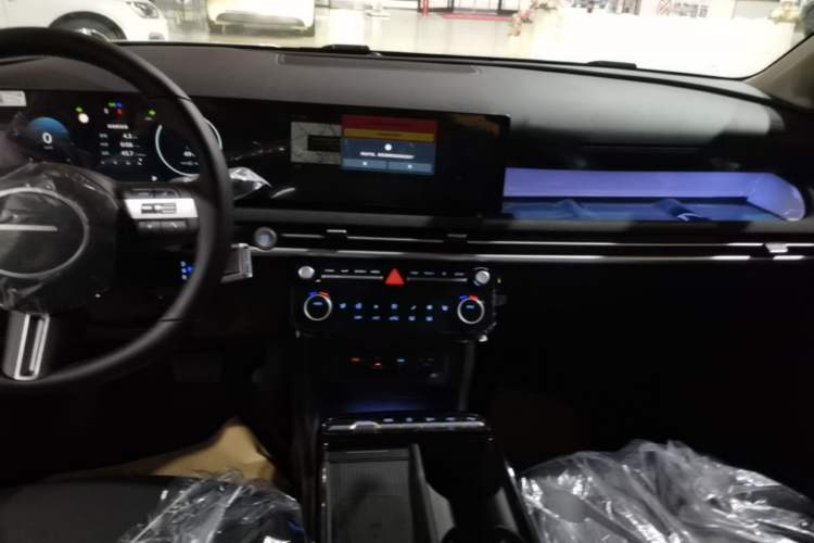 Used Hyundai Tucson 2025 Tucson L 1.5T Prestige Edition Audio And AC Panel