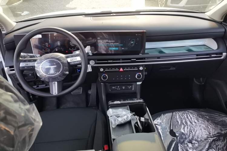 Used Hyundai Tucson 2025 Tucson L 1.5T Elite Edition Center Console