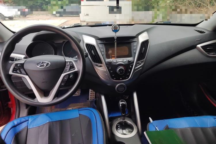 Used Hyundai Veloster 2011 1.6L Automatic Luxury Edition Center Console