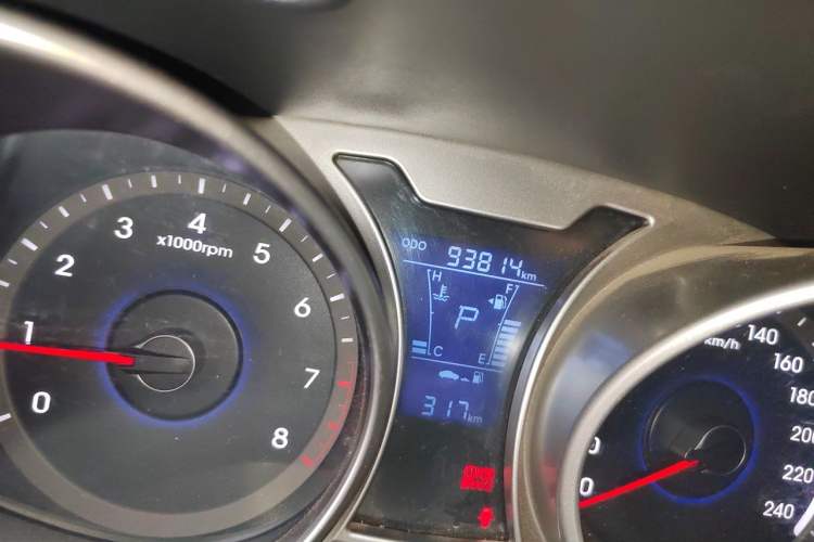 Used Hyundai Veloster 2011 1.6L Automatic Luxury Edition Odometer Close Up