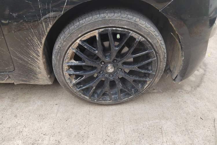 Used Hyundai Veloster 2011 1.6L Automatic Luxury Edition Right Front Wheel Hub
