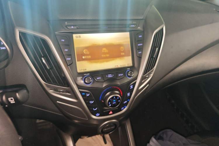 Used Hyundai Veloster 2011 1.6L Automatic Luxury Edition Audio And AC Panel