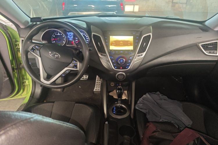 Used Hyundai Veloster 2011 1.6L Automatic Luxury Edition Center Console