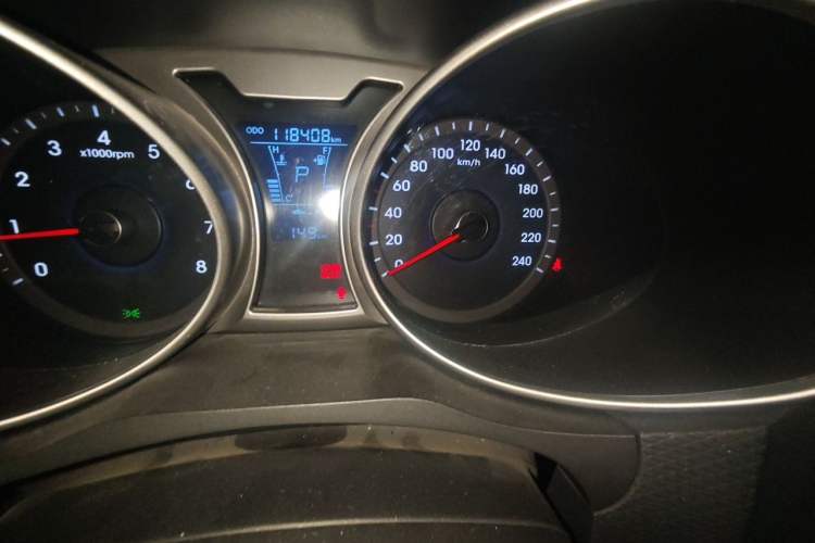 Used Hyundai Veloster 2011 1.6L Automatic Luxury Edition Odometer Close Up