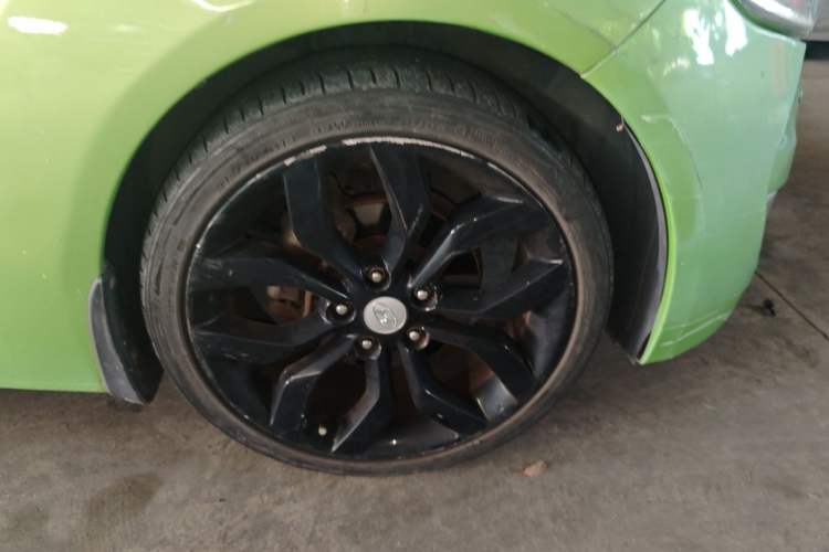 Used Hyundai Veloster 2011 1.6L Automatic Luxury Edition Right Front Wheel Hub