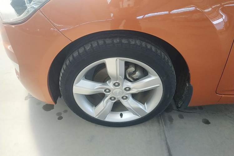 Used Hyundai Veloster 2011 1.6L Manual Comfort Edition Left Front Wheel Hub