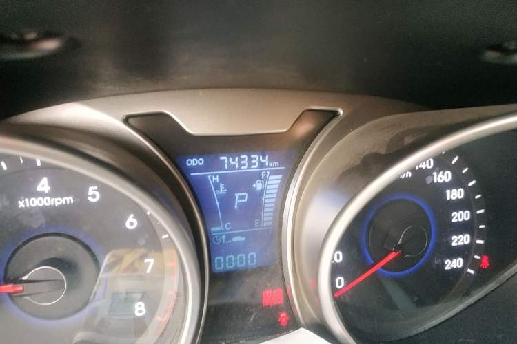 Used Hyundai Veloster 2011 1.6L Automatic Luxury Edition Odometer Close Up