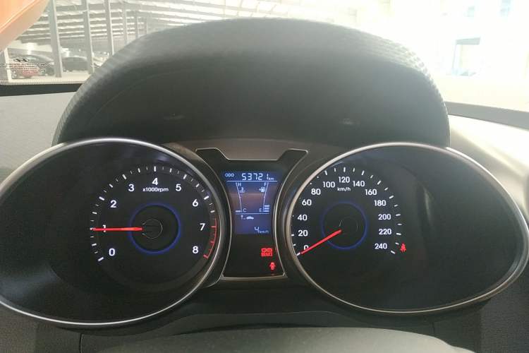 Used Hyundai Veloster 2011 1.6L Manual Comfort Edition Odometer Close Up
