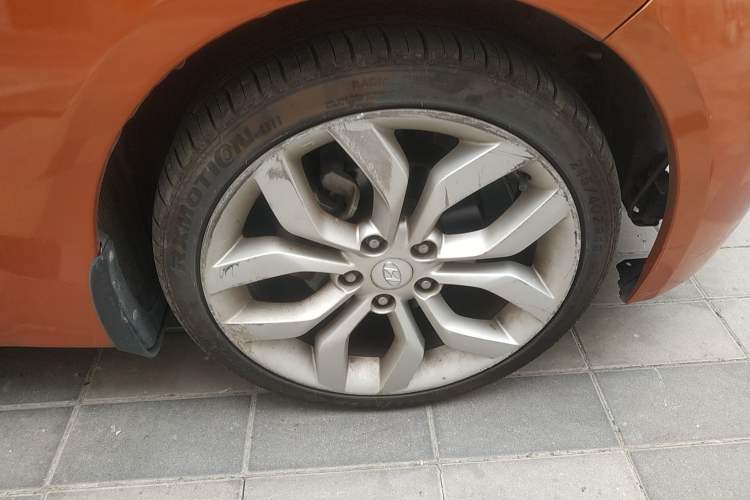 Used Hyundai Veloster 2011 1.6L Automatic Luxury Edition Right Front Wheel Hub