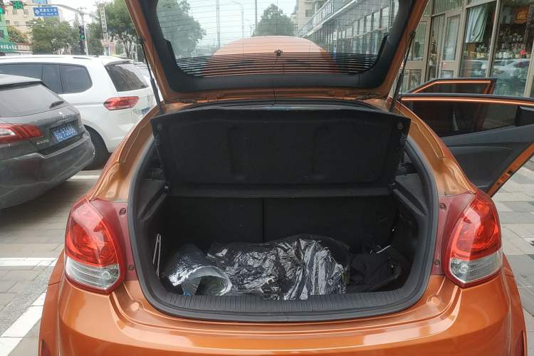 Used Hyundai Veloster 2011 1.6L Automatic Luxury Edition Trunk