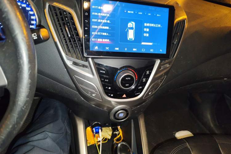 Used Hyundai Veloster 2011 1.6L Automatic Flagship Edition Audio And AC Panel