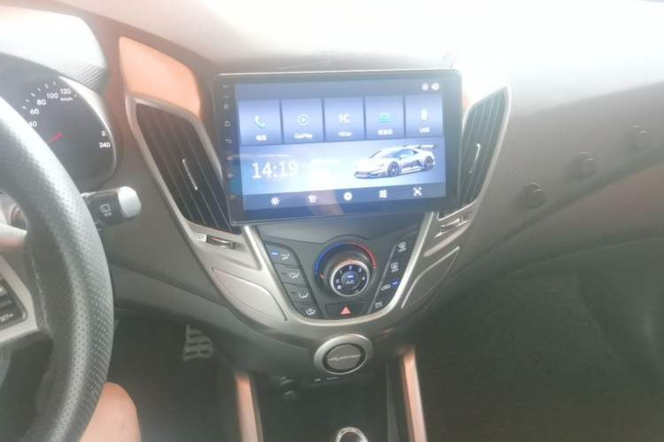 Used Hyundai Veloster 2011 1.6L Automatic Luxury Edition Audio And AC Panel