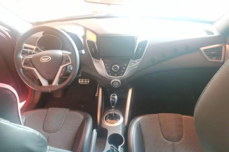 Used Hyundai Veloster 2011 1.6L Automatic Luxury Edition Center Console