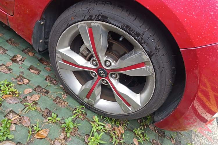 Used Hyundai Veloster 2011 1.6L Automatic Flagship Edition Right Front Wheel Hub