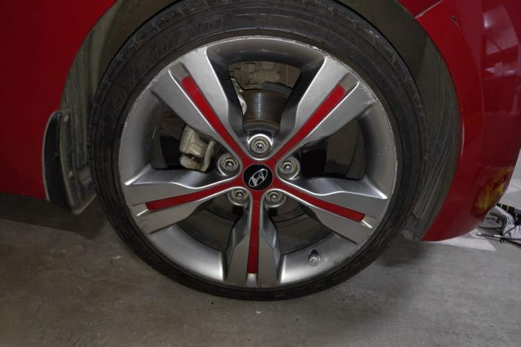 Used Hyundai Veloster 2011 1.6L Automatic Flagship Edition Right Front Wheel Hub