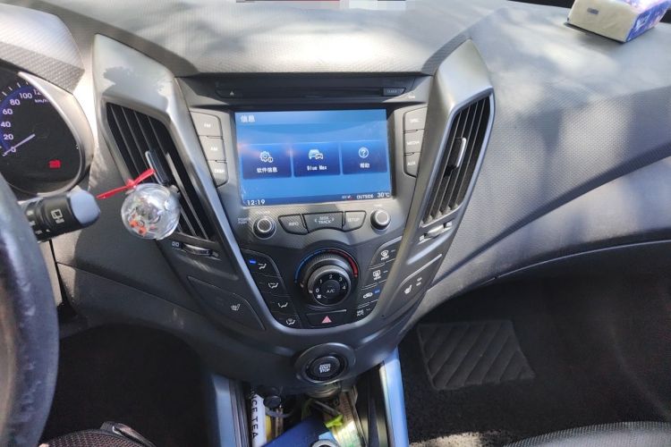Used Hyundai Veloster 2011 1.6L Automatic Luxury Edition Audio And AC Panel