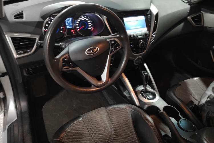 Used Hyundai Veloster 2011 1.6L Automatic Luxury Edition Interior 2