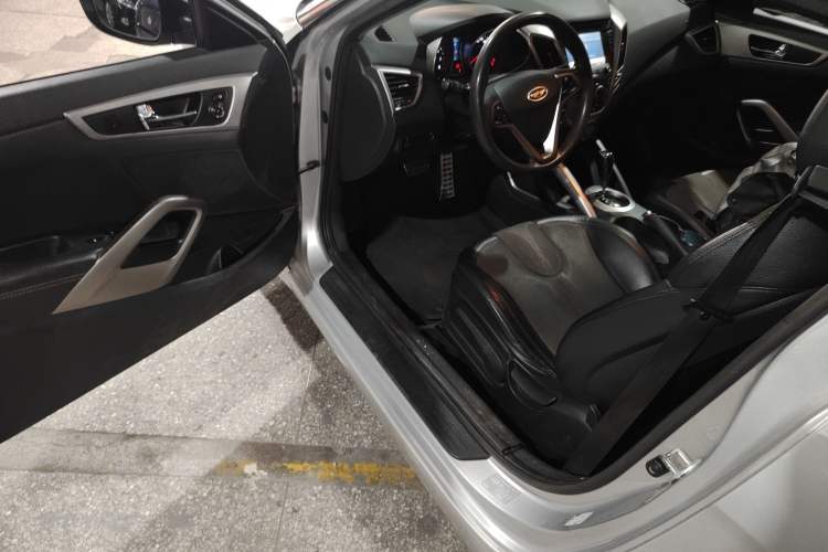 Used Hyundai Veloster 2011 1.6L Automatic Luxury Edition Interior 3