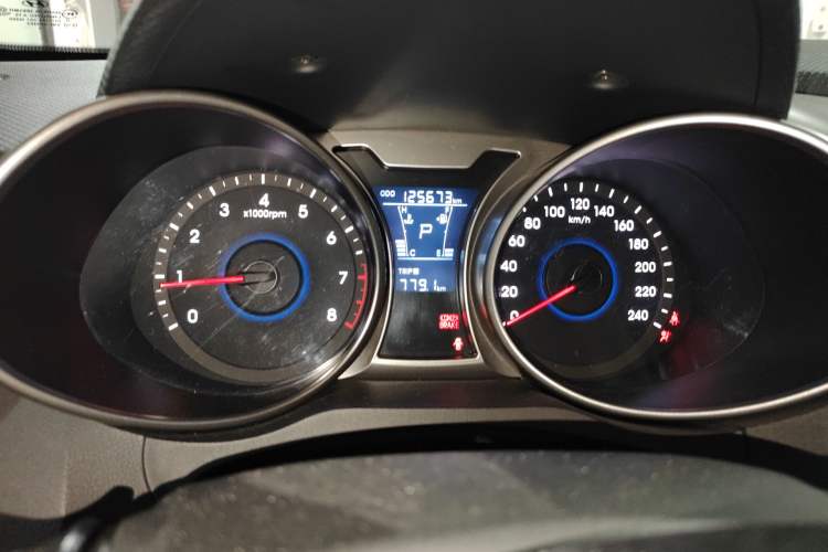 Used Hyundai Veloster 2011 1.6L Automatic Luxury Edition Odometer Close Up