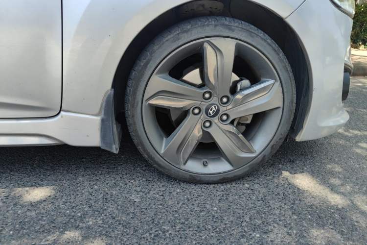 Used Hyundai Veloster 2011 1.6L Automatic Luxury Edition Right Front Wheel Hub