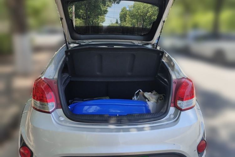 Used Hyundai Veloster 2011 1.6L Automatic Luxury Edition Trunk
