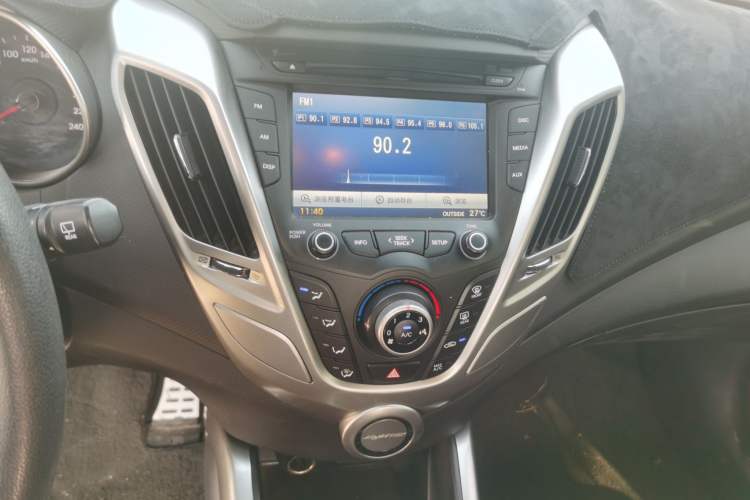 Used Hyundai Veloster 2011 1.6L Automatic Luxury Edition Audio And AC Panel