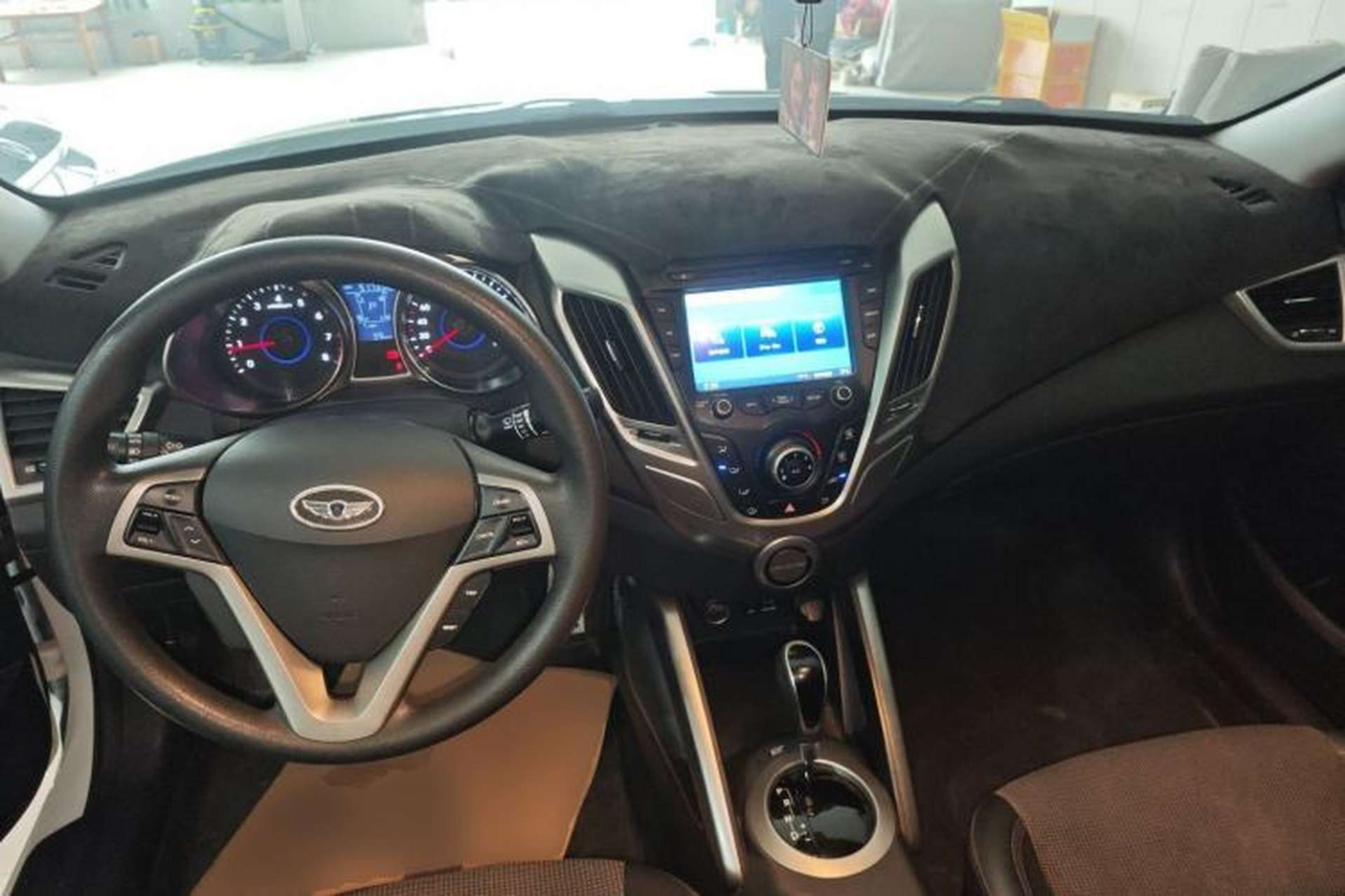 Used Hyundai Veloster 2011 1.6L Automatic Luxury Edition Center Console