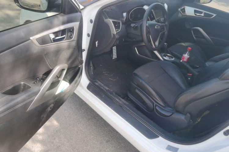 Used Hyundai Veloster 2011 1.6L Automatic Luxury Edition Interior 3