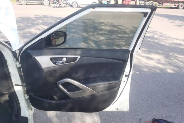 Used Hyundai Veloster 2011 1.6L Automatic Luxury Edition Interior 5