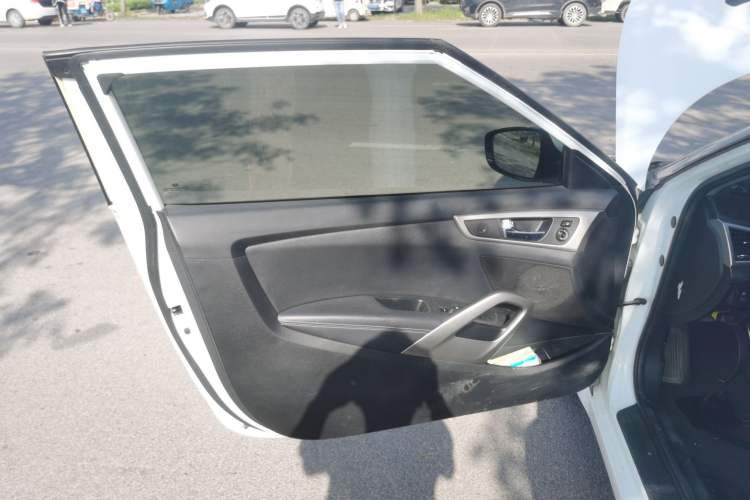 Used Hyundai Veloster 2011 1.6L Automatic Luxury Edition Interior 7