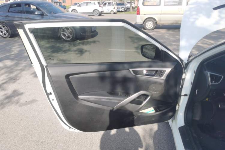 Used Hyundai Veloster 2011 1.6L Automatic Luxury Edition Interior 8