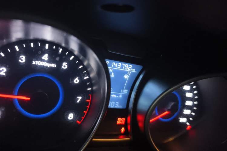 Used Hyundai Veloster 2011 1.6L Manual Comfort Edition Odometer Close Up
