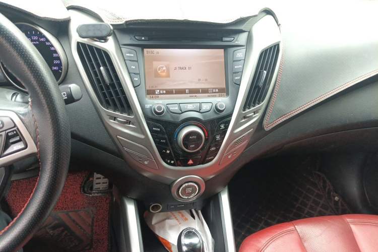 Used Hyundai Veloster 2011 1.6L Automatic Flagship Edition Audio And AC Panel