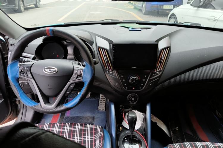Used Hyundai Veloster 2012 1.6T Automatic Luxury Edition Center Console