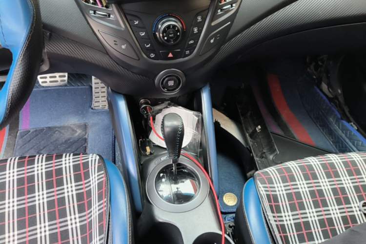 Used Hyundai Veloster 2012 1.6T Automatic Luxury Edition Gear Lever