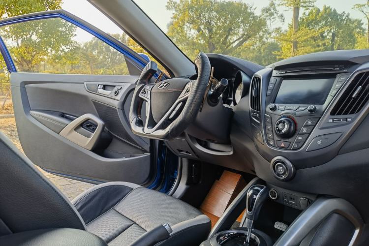 Used Hyundai Veloster 2012 1.6T Automatic Luxury Edition Interior 6