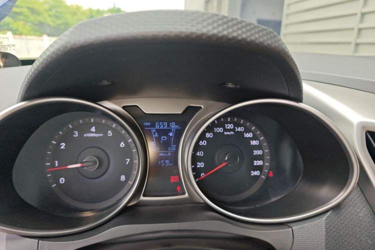 Used Hyundai Veloster 2012 1.6L Automatic Luxury Edition Odometer Close Up