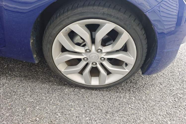 Used Hyundai Veloster 2012 1.6L Automatic Luxury Edition Right Front Wheel Hub