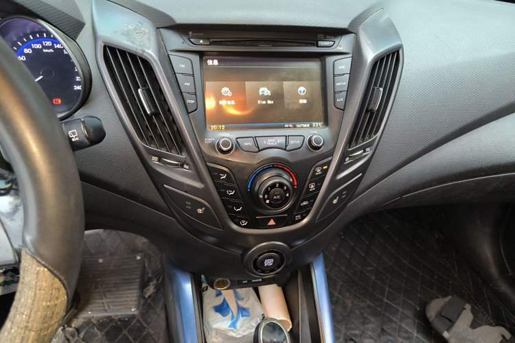 Used Hyundai Veloster 2012 1.6T Automatic Flagship Edition Audio And AC Panel
