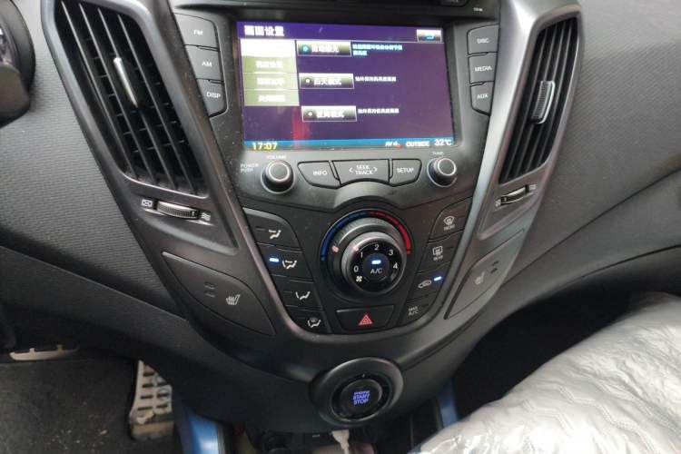 Used Hyundai Veloster 2012 1.6T Automatic Luxury Edition Audio And AC Panel