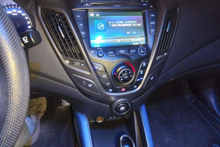 Used Hyundai Veloster 2012 1.6T Automatic Luxury Edition Audio And AC Panel