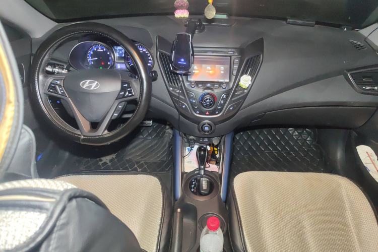 Used Hyundai Veloster 2012 1.6T Automatic Luxury Edition Center Console