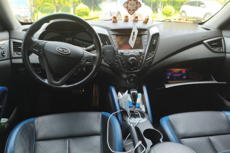 Used Hyundai Veloster 2012 1.6T Automatic Luxury Edition Center Console