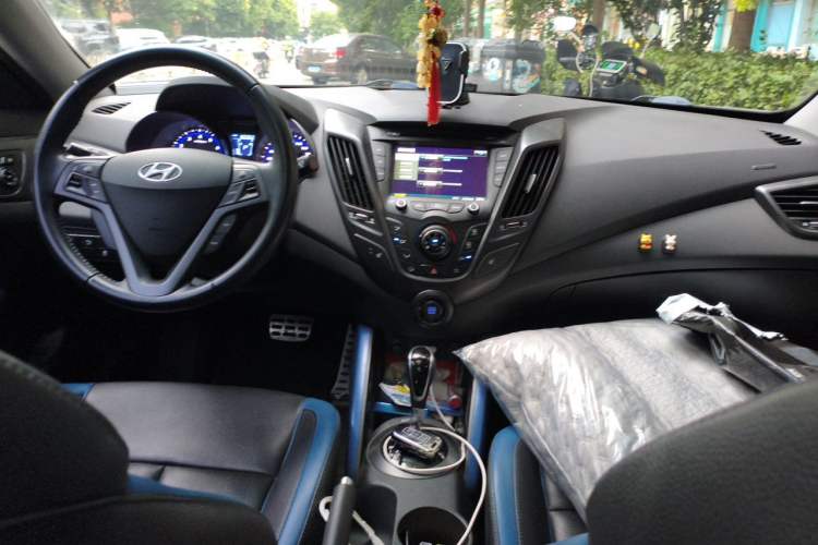 Used Hyundai Veloster 2012 1.6T Automatic Luxury Edition Center Console