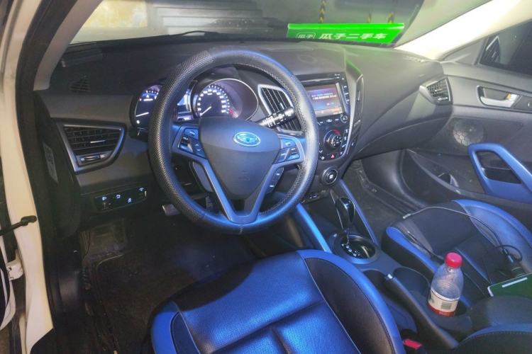 Used Hyundai Veloster 2012 1.6T Automatic Luxury Edition Center Console